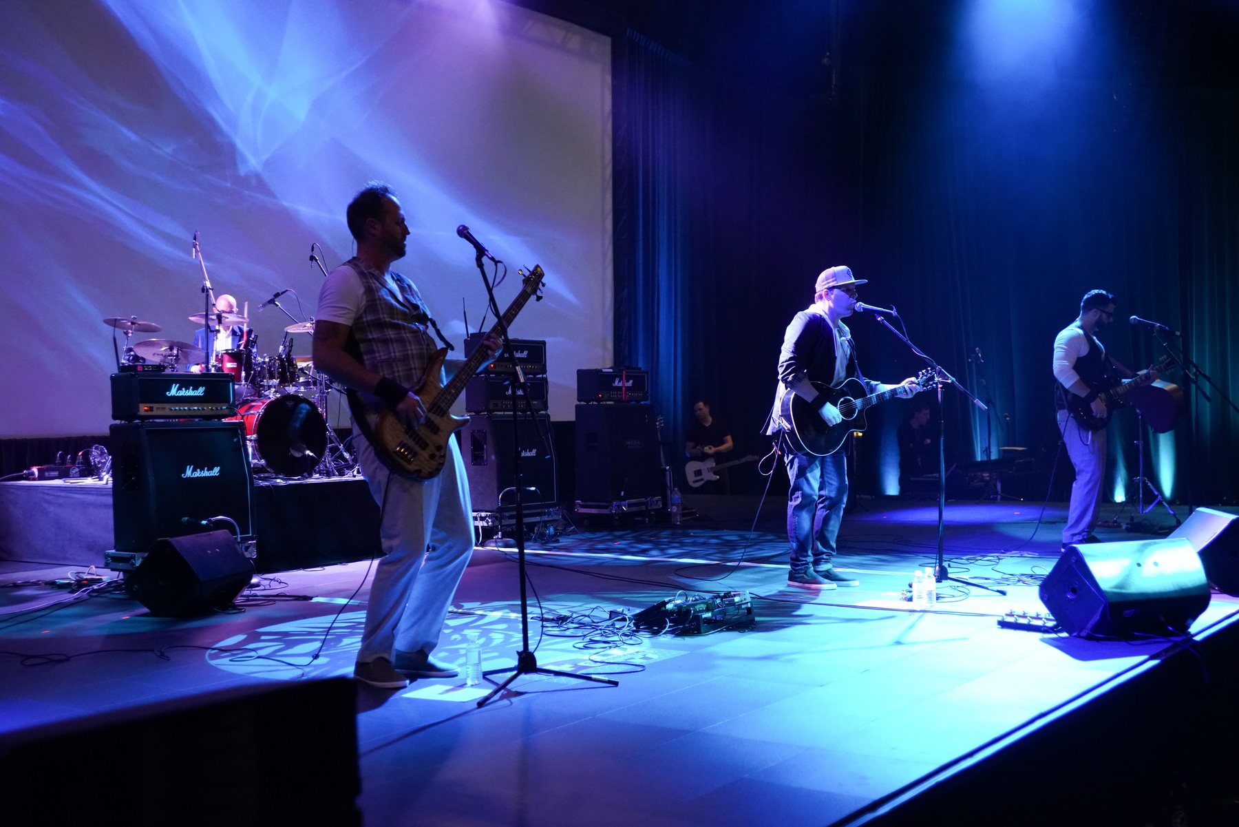Jimi Falls live in blue light